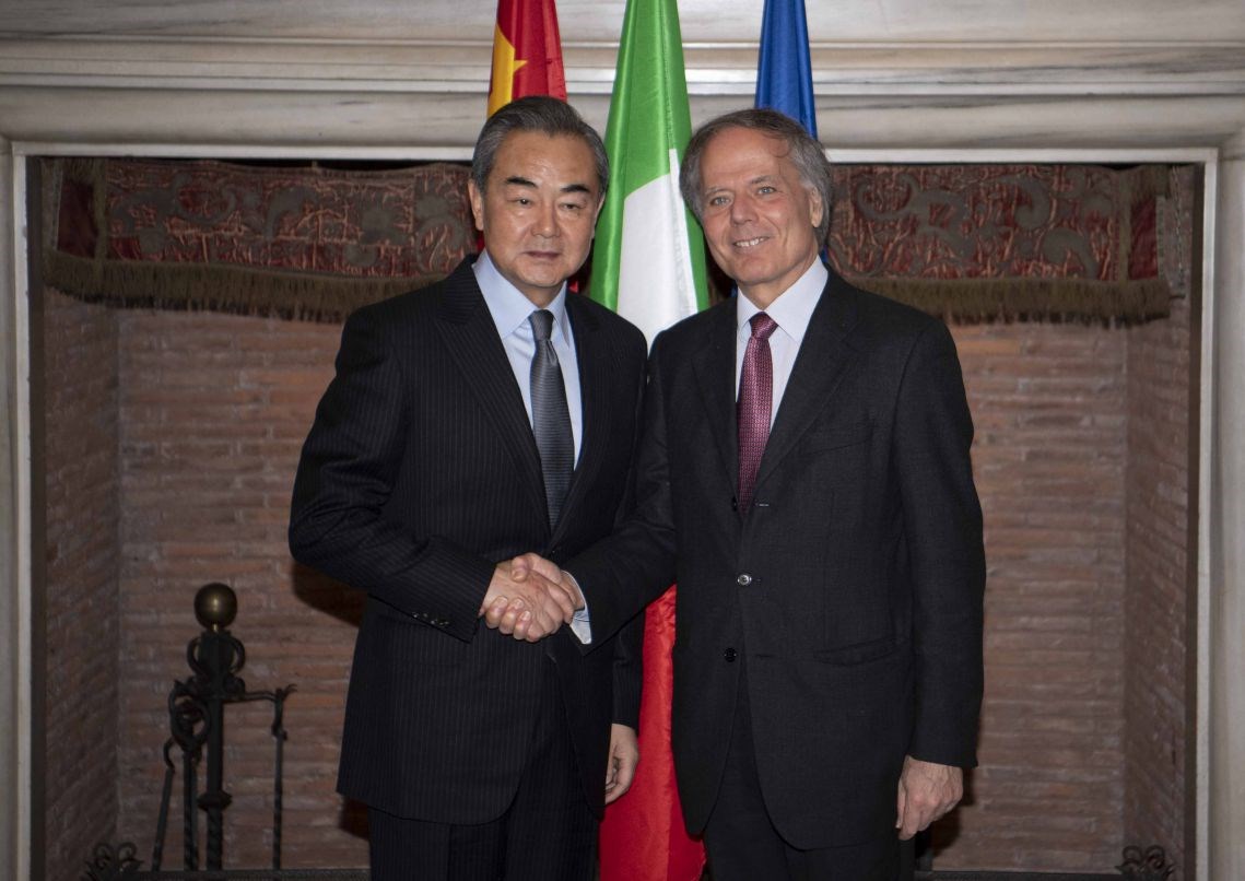 Wang Yi apre i lavori del comitato Italia-Cina