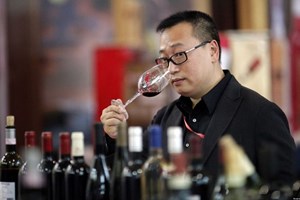 Al terzo posto il vino italiano in Cina, ma i consumi crollano